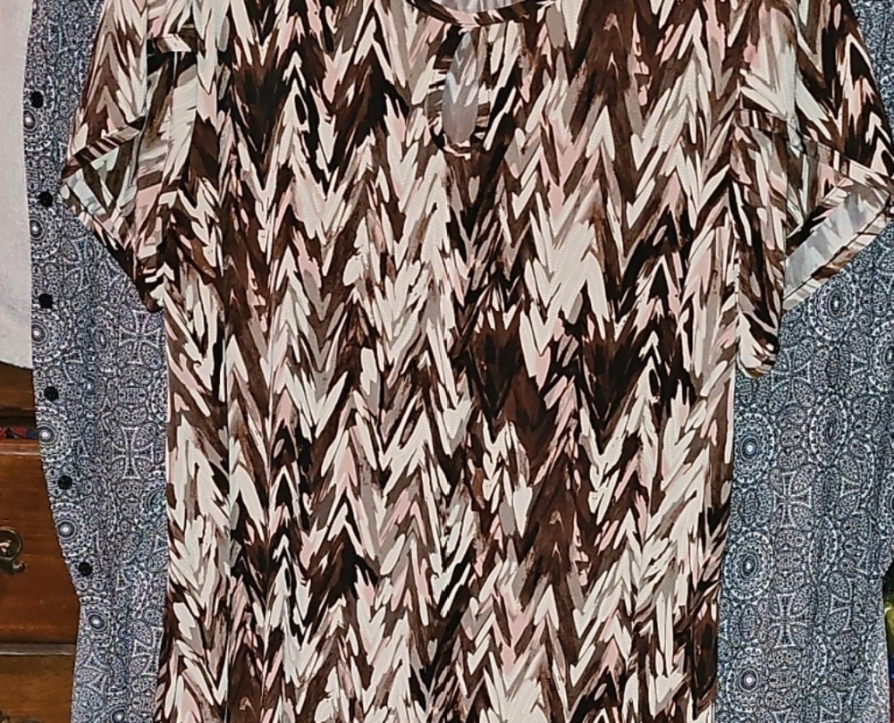 EUC Cato Stylish Women's Brown Chevron Top W/Keyhole Detail And Ruffle Sleeve